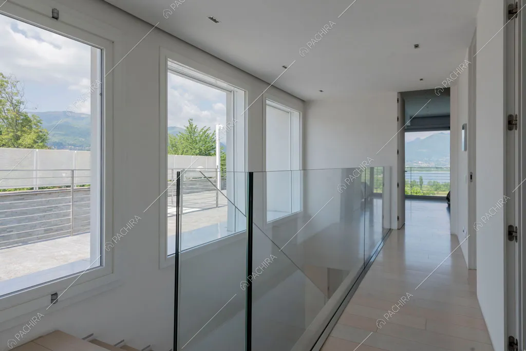 Corridoio della villa Coral, location in stile contemporaneo a Como