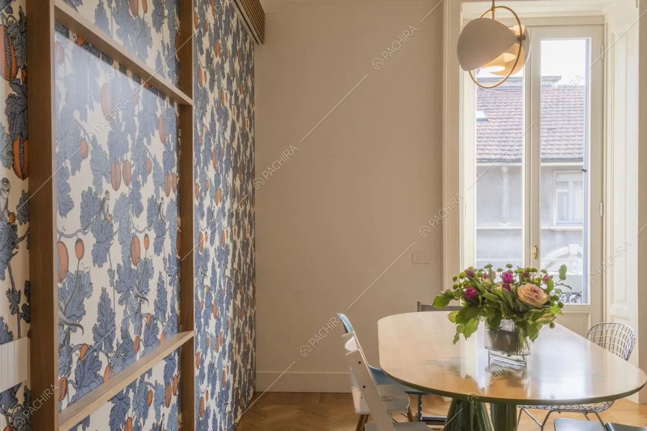 Vaso di fiori sopra al tavolo e lampada a sospensione
