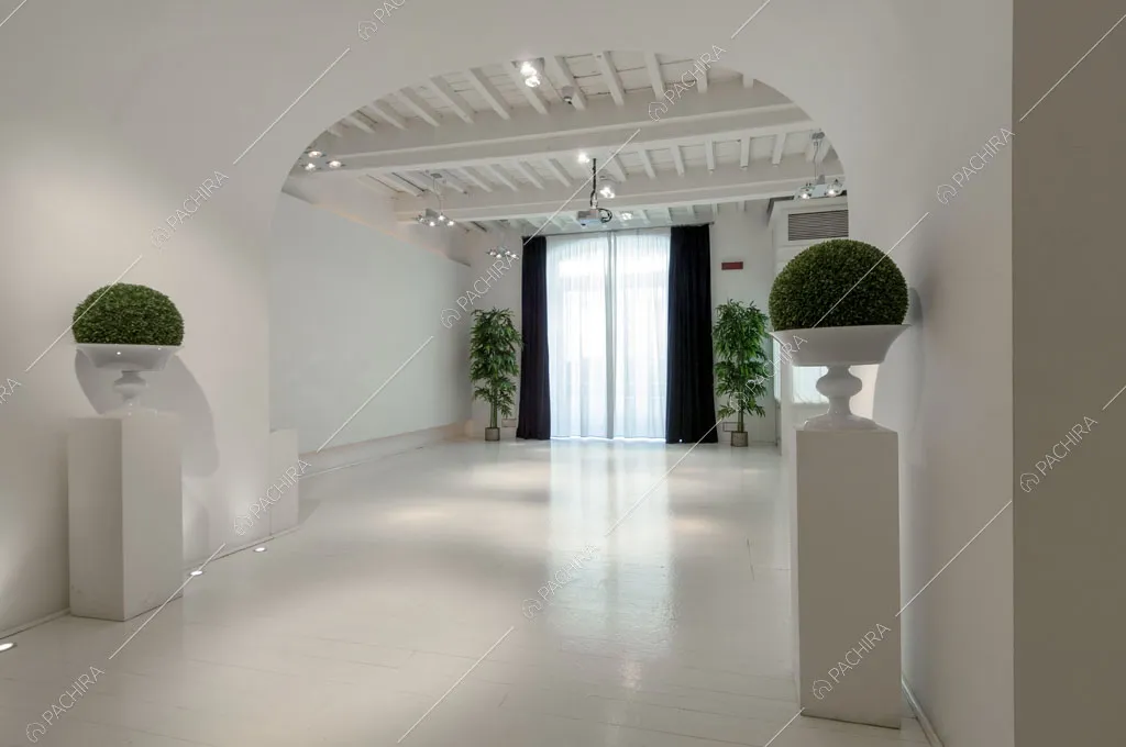 Grande sala total white dell'hotel McKinley, location in stile classico a Firenze
