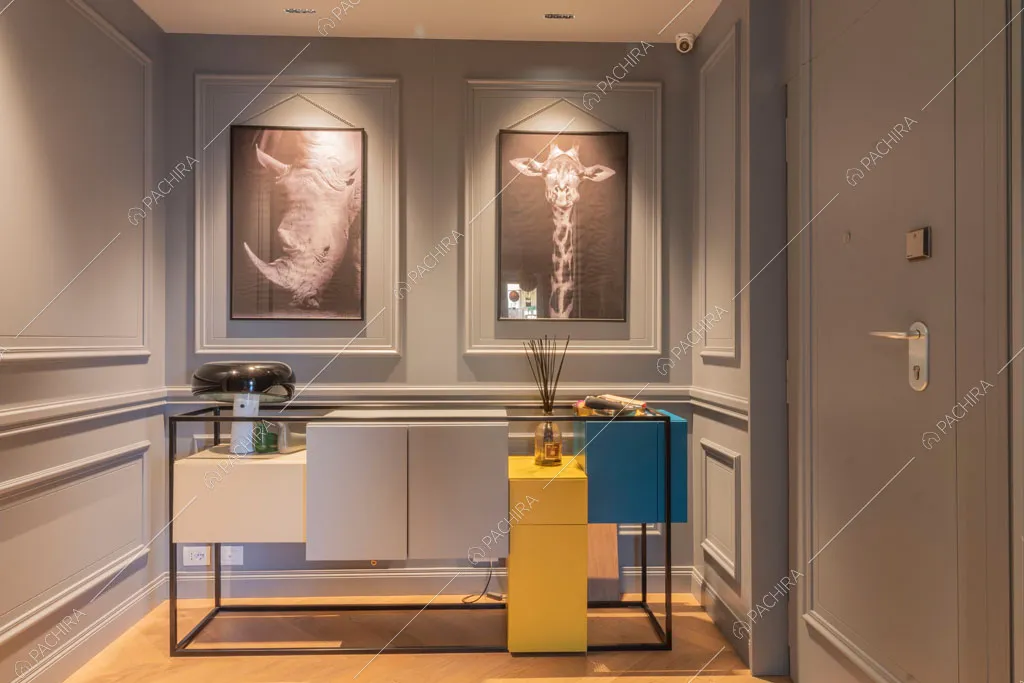 Boiserie alle pareti dell'ingresso dell'appartamento Molucche, location in stile contemporaneo a Roma