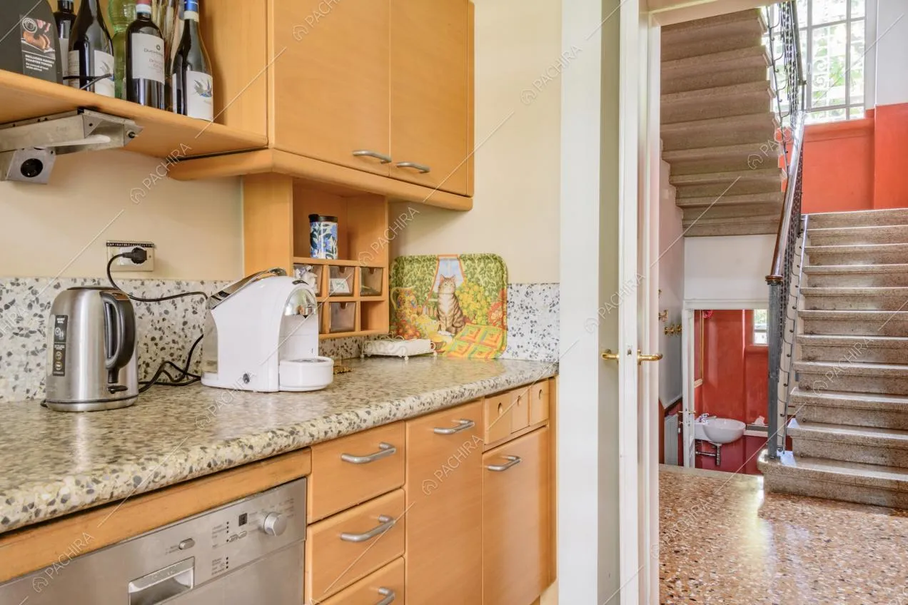 Vista sulle scale dalla cucina