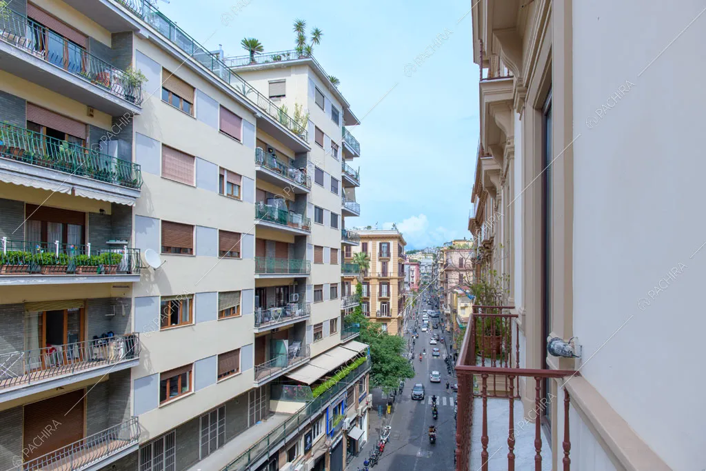 Balcone dell'appartamento Han, location in stile contemporaneo a Napoli