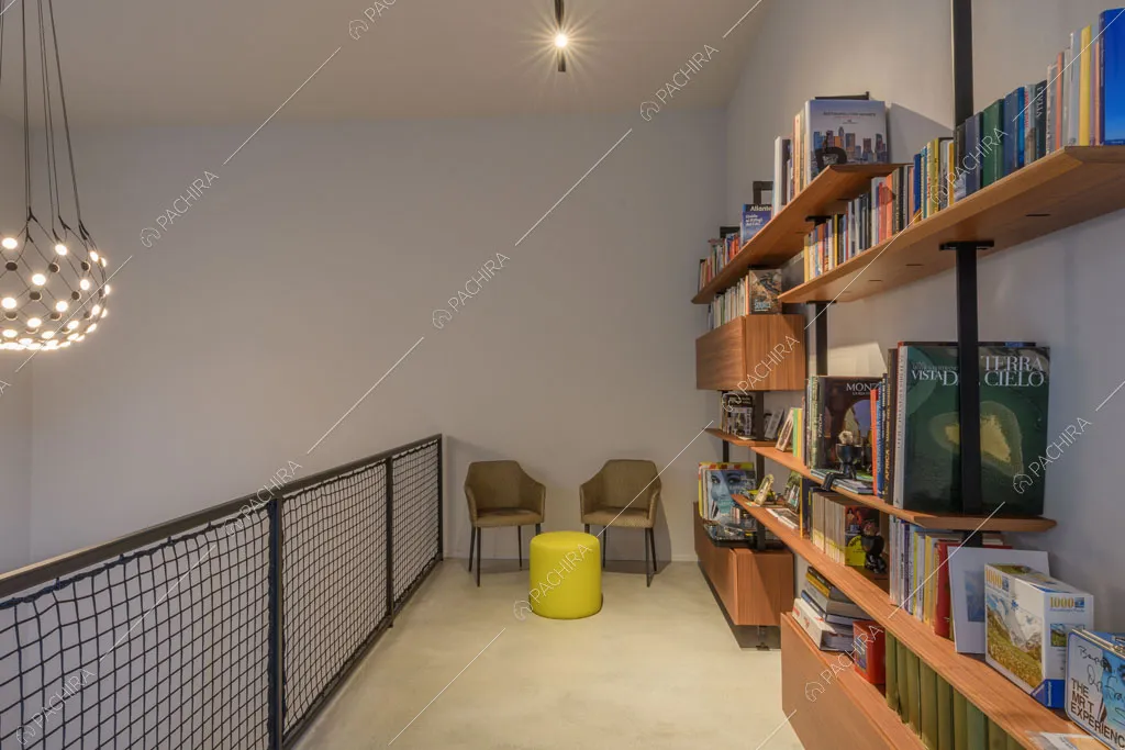 Libreria dell'appartamento Fiore di porro, location in stile minimal a Monza
