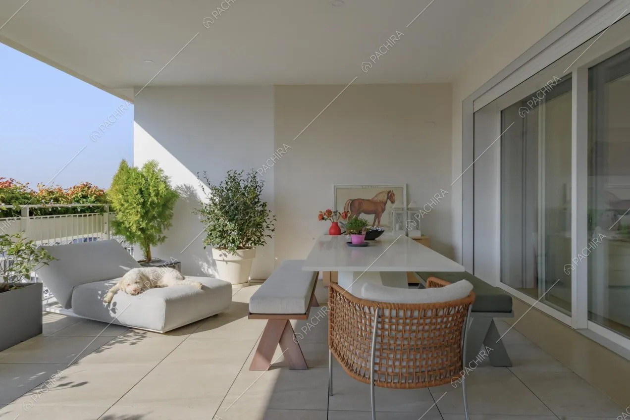 Ampia terrazza con tavolo da pranzo e divano da esterno