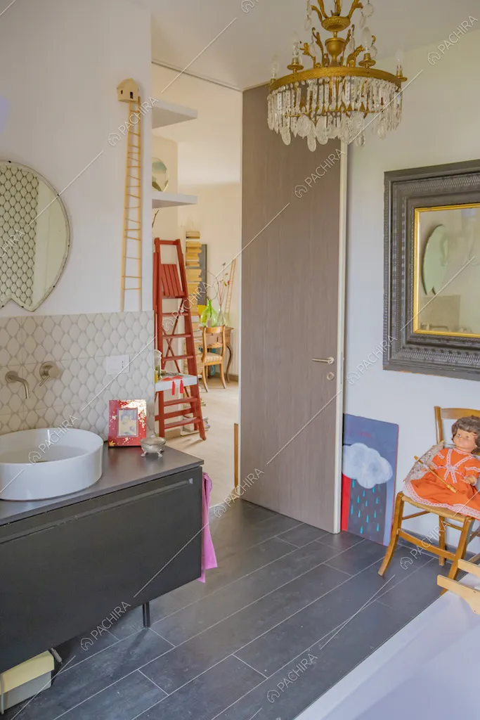 Bagno con specchi e lavandino in stile contemporaneo