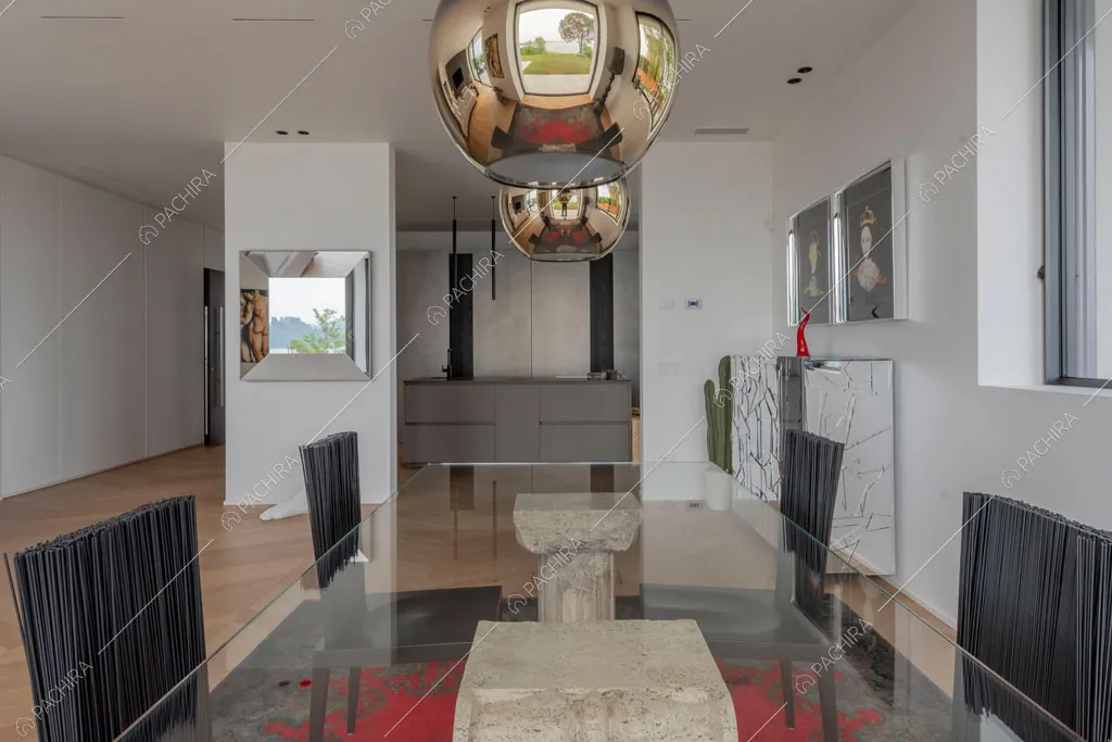 Tavolo da pranzo nella sala della villa Ladoga, location in stile contemporaneo a Varese