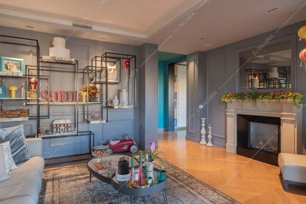 Zona living con pavimento in parquet a spina di pesce dell'appartamento Molucche, location in stile contemporaneo a Roma