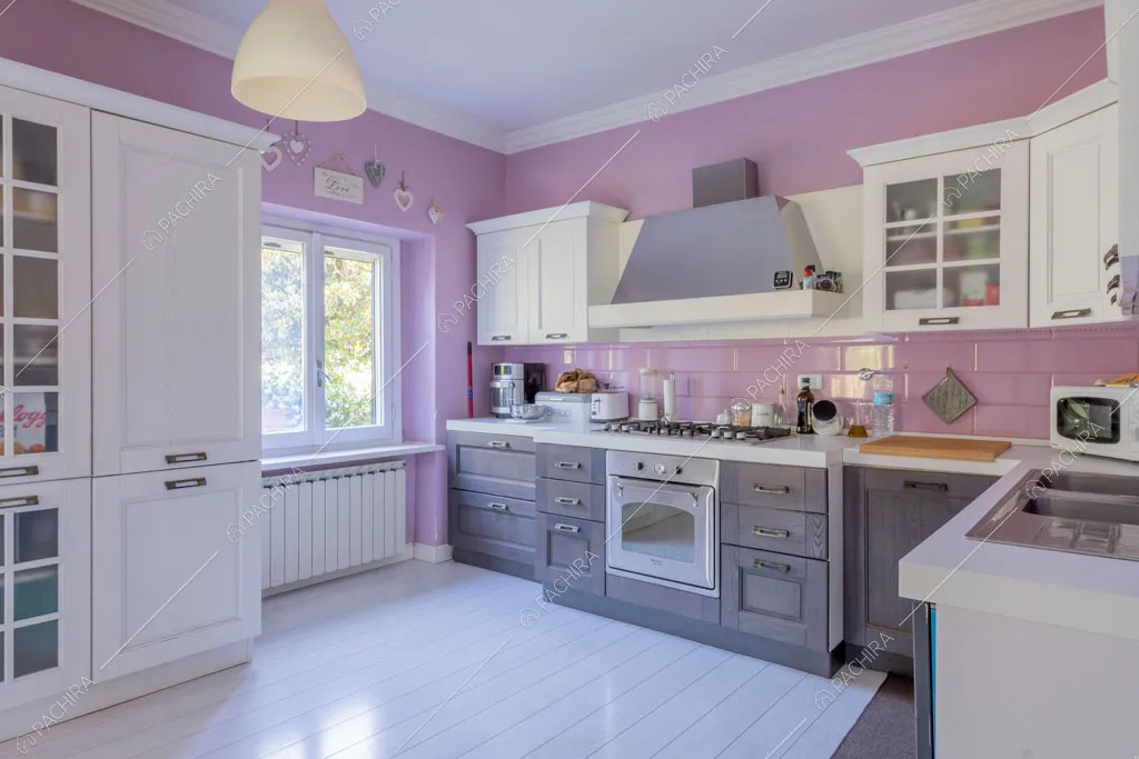 Cucina a parete della villa Lena, location in stile moderno a Roma