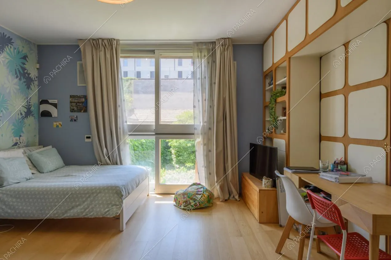 Cmaera da letto con pavimento in parquet e armadio a muro