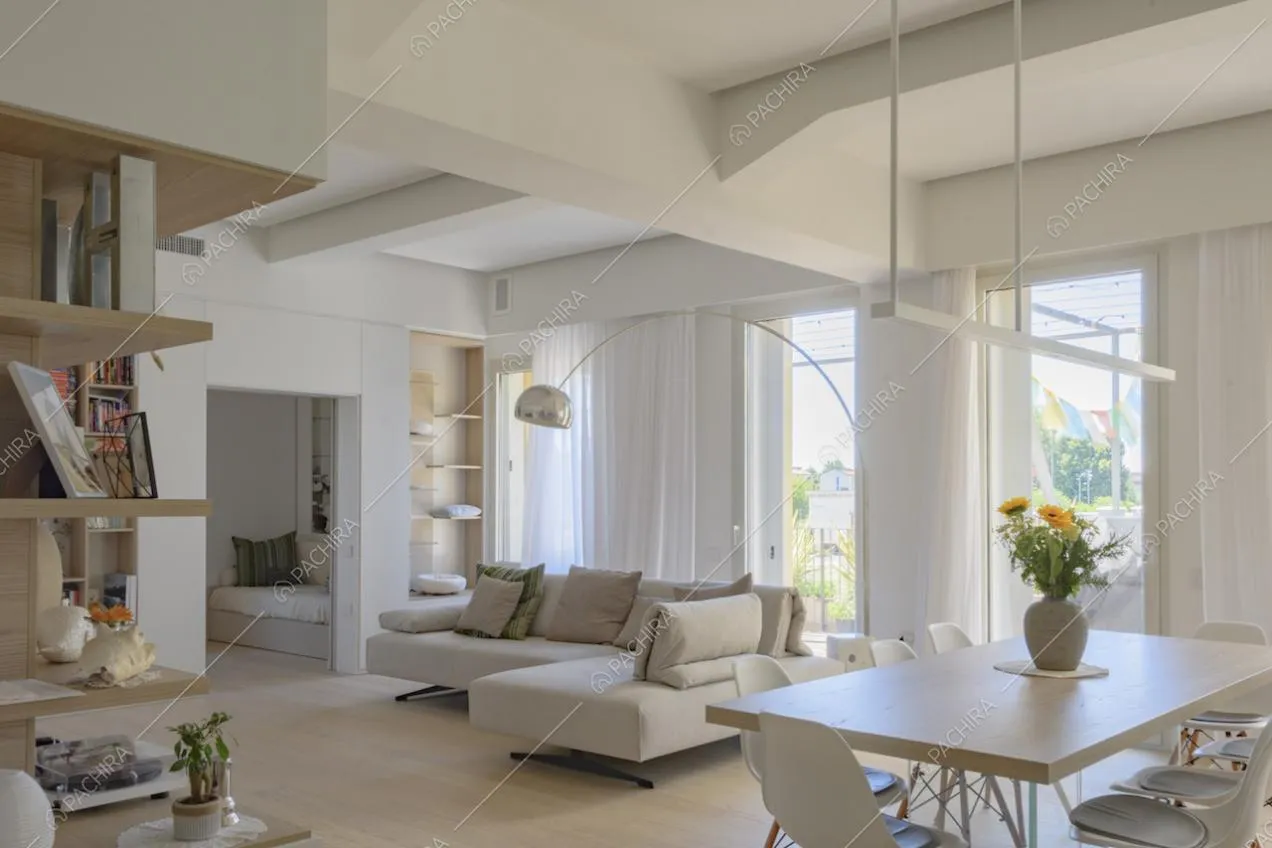 Divano ad angolo grigio chiaro e lampada da terra ad arco