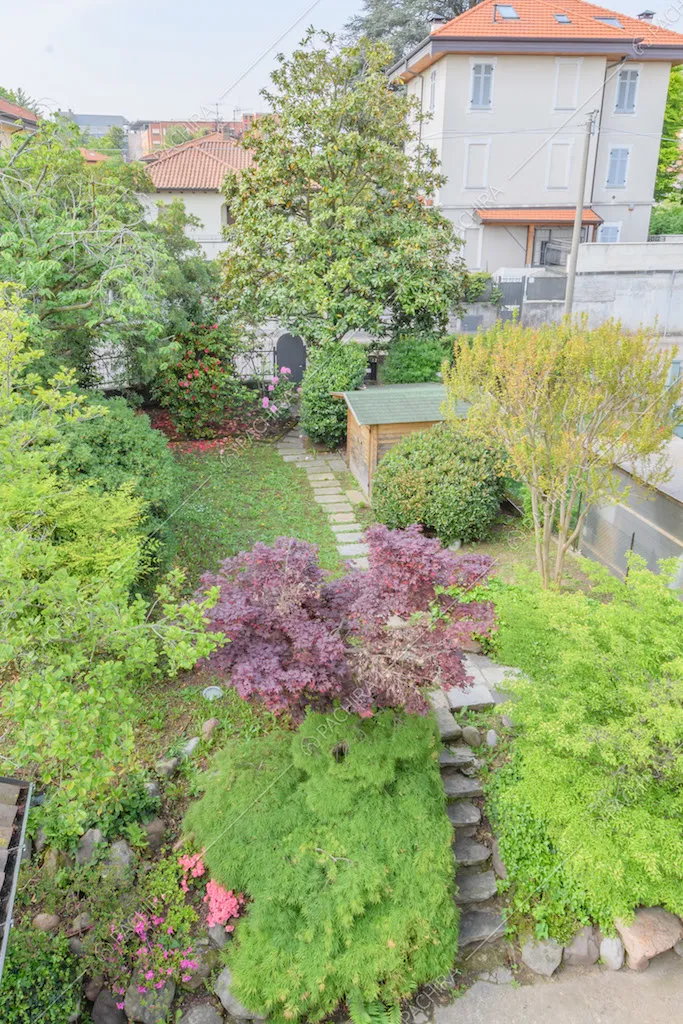 Dal balcone vista sul giardino con piante