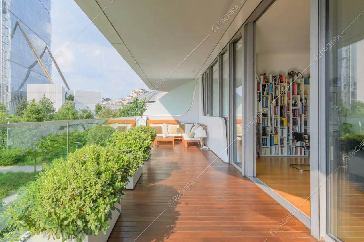 Grande terrazza con piante, pavimentazione in parquet e vista sullo skyline