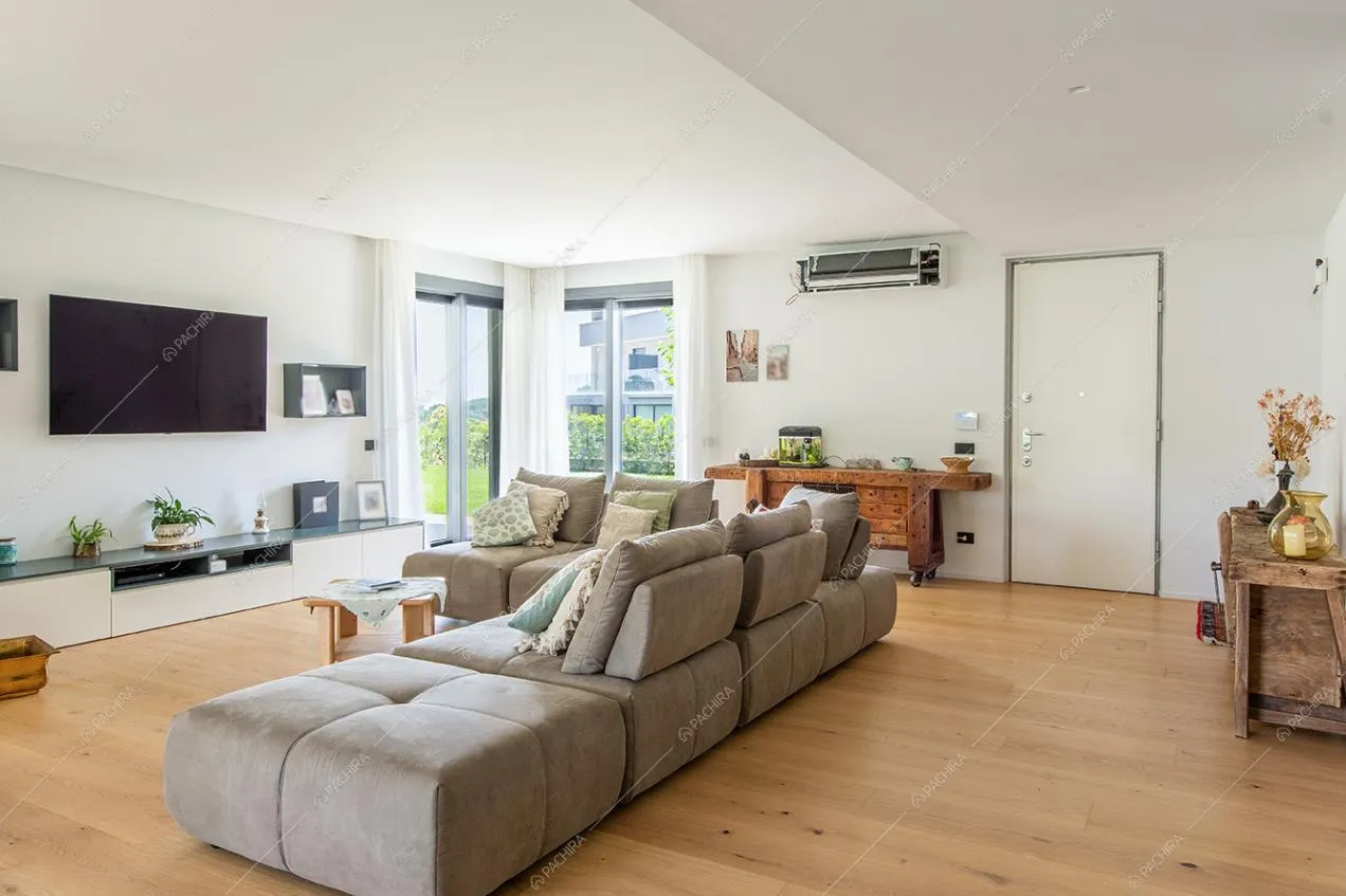 Zona living della villa Ladone, location in stile moderno a Lecco