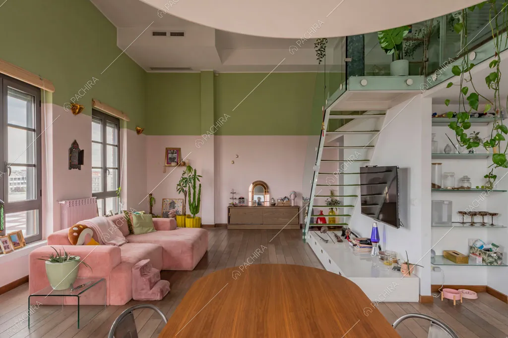 Sala con soppalco del loft Cardamomo, location in stile contemporaneo a Milano