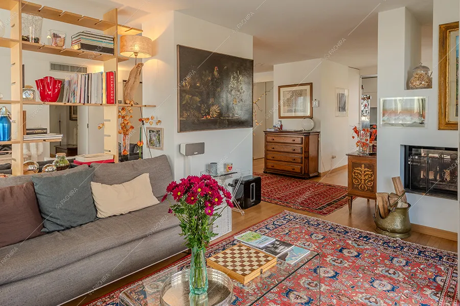 Zona living dell'appartamento Vardar, location in stile classico a Milano