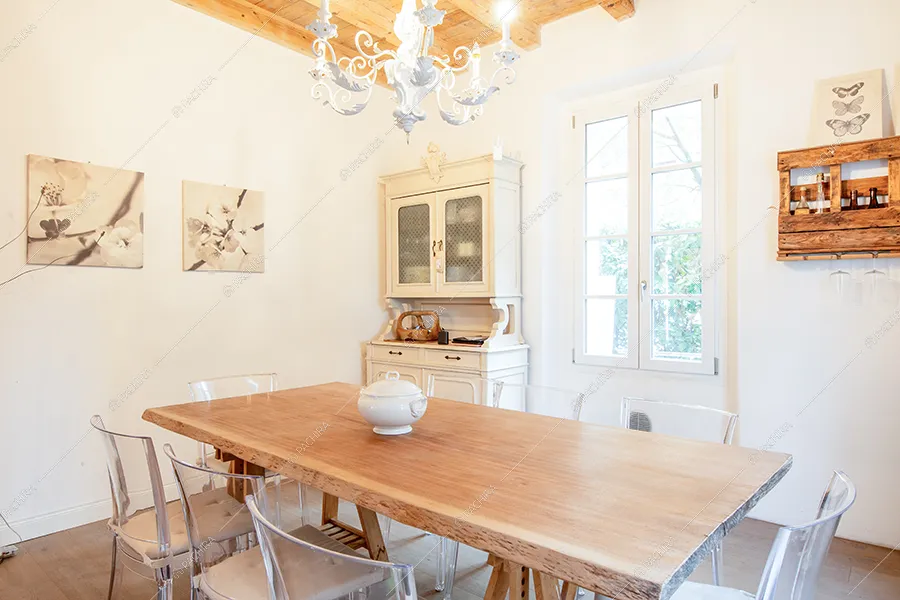 Zona pranzo della villa Dioptasio, location in stile moderno a Monza