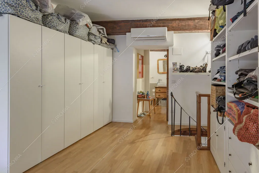 Cabina armadio dell'appartamento Roobois, location in stile insolito a Roma