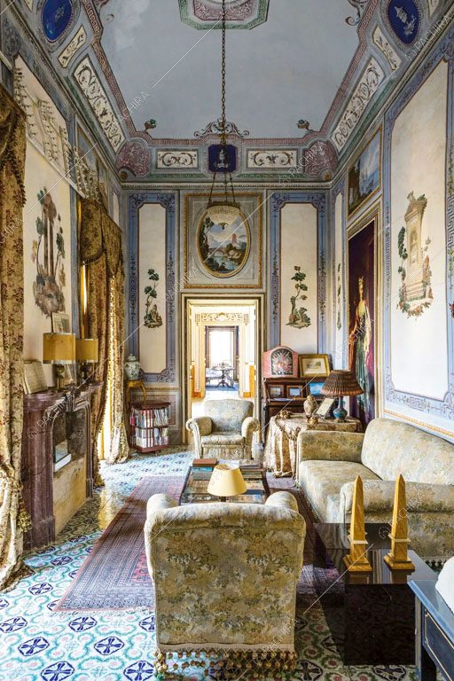 Salotto con divanetti nella villa Tanami, location in stile classico a Palermo