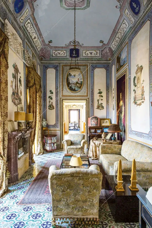 Salotto con divanetti nella villa Tanami, location in stile classico a Palermo