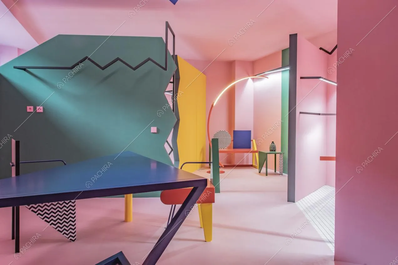 Rosa e forme geometriche negli arredi di questo loft contemporaneo