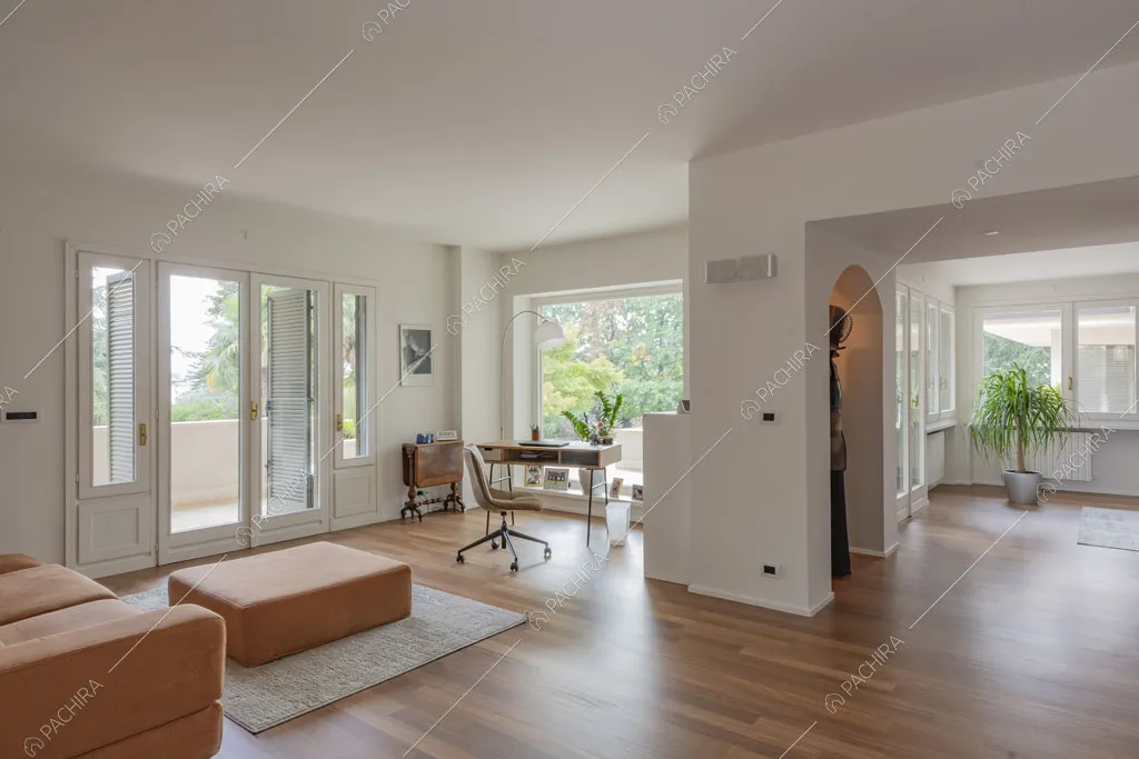 Sala con vetrate della villa Bris, location in stile contemporaneo a Torino
