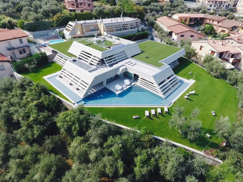 Veduta aerea della villa e dei dintorni