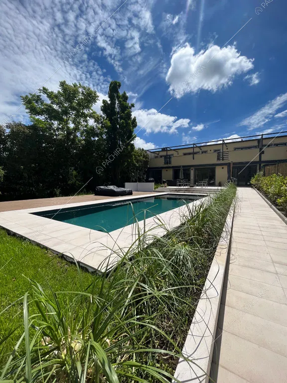 Piscina del loft Tigri, location in stile contemporaneo a Milano