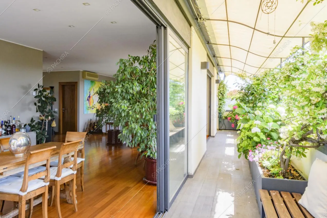 Ampia porta finestra tra la zona giorno e la veranda
