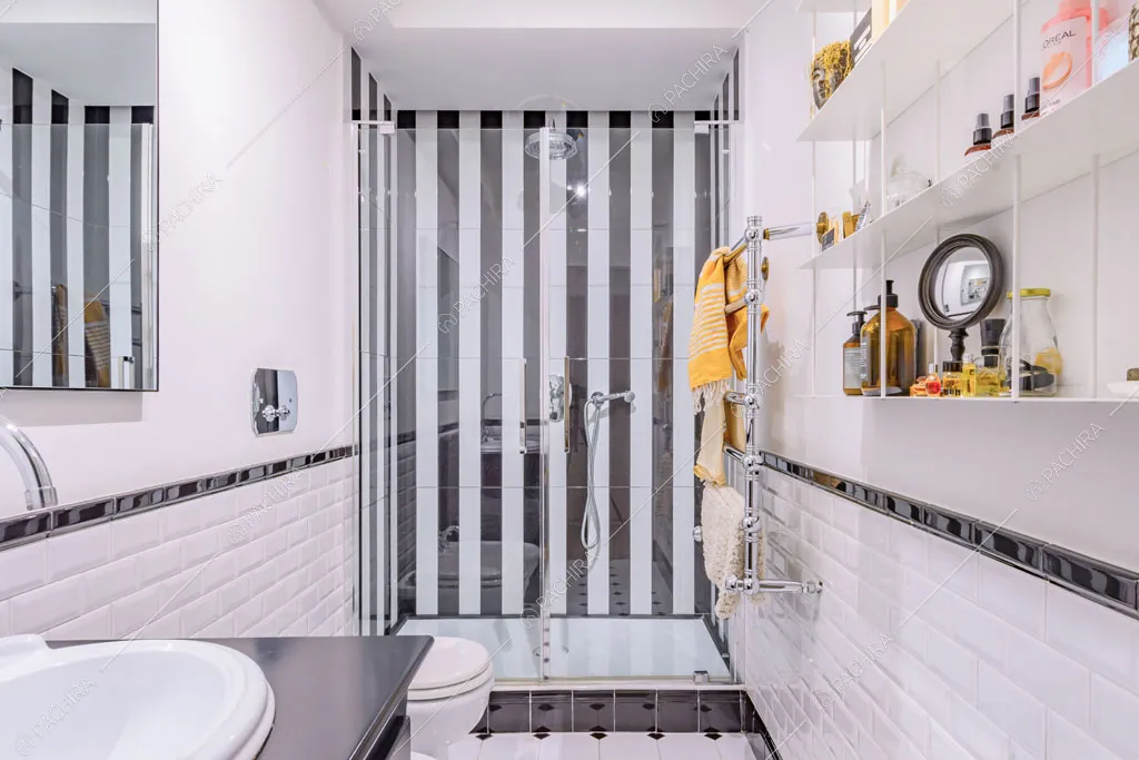 Bagno con box doccia dell'appartamento Tramontana, location in stile contemporaneo a Milano