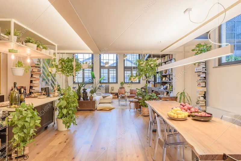 Pavimento in parquet nella zona living con tavolo da pranzo e cucina con isola
