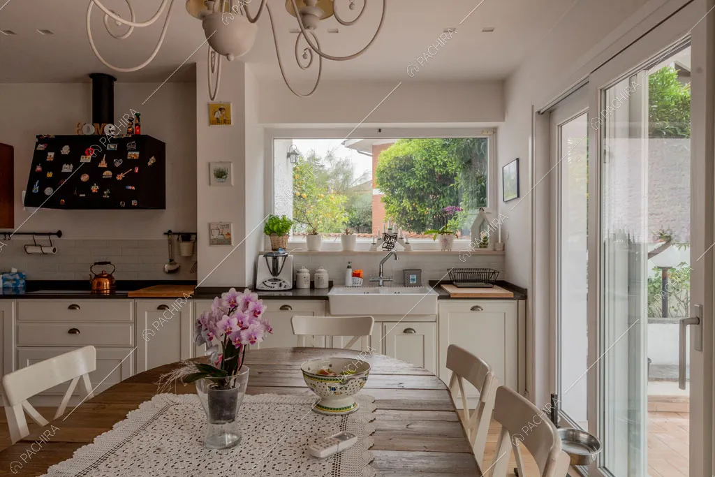 Vetrate nella sala della villa Pino Mugo, location in stile moderno a Roma