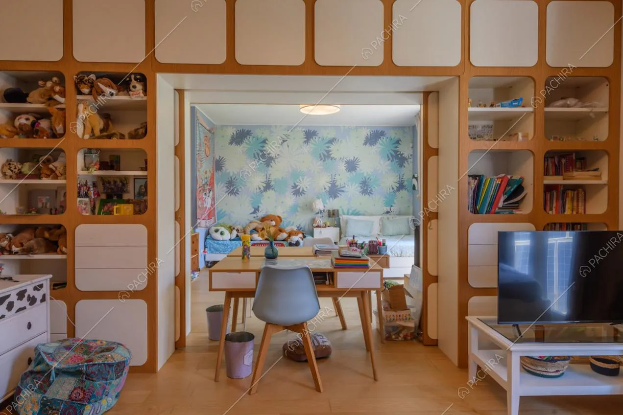 Camera da letto dei bambini con armadio a muro e scrivania