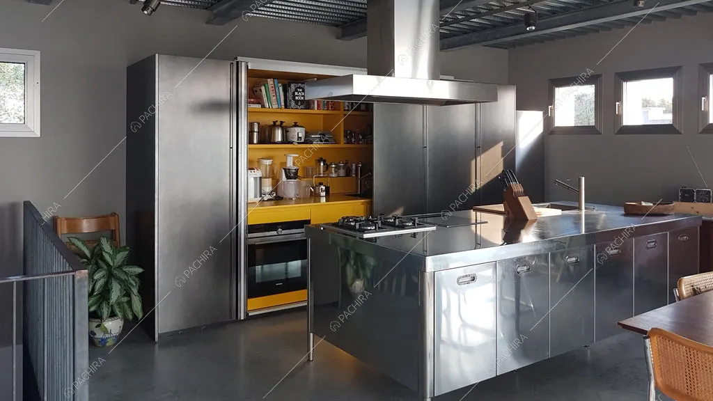 Cucina a isola dell'attico Terek, location in stile contemporaneo a Venezia