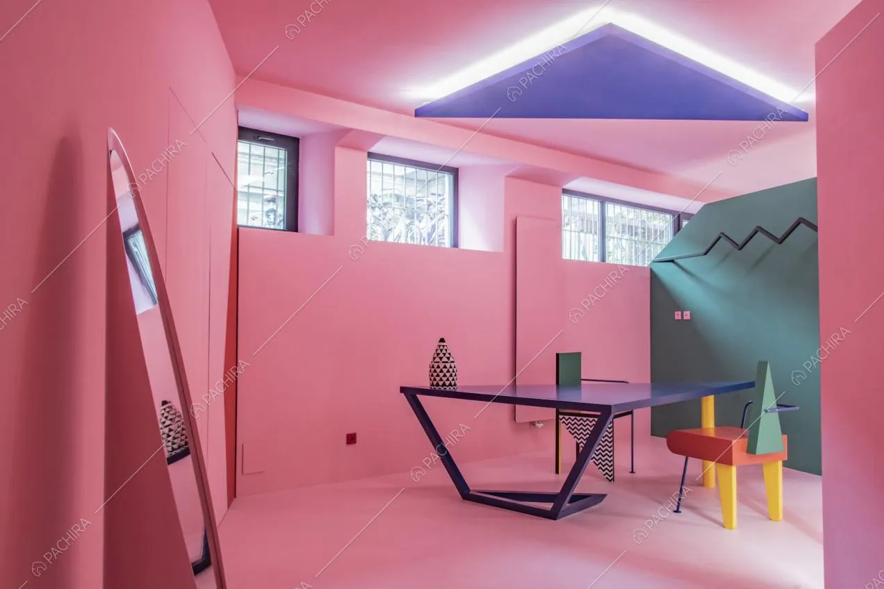 Pareti rosa e motivi luminosi geometrici