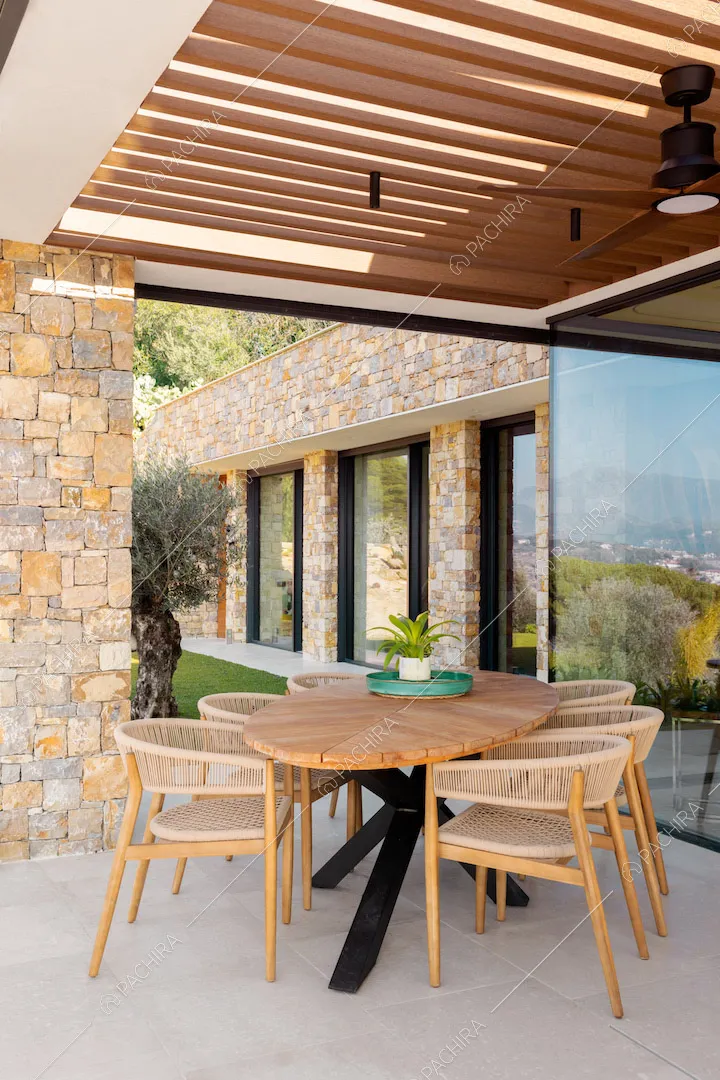 Veranda sulla terrazza con tavolo da pranzo in legno e vetrate