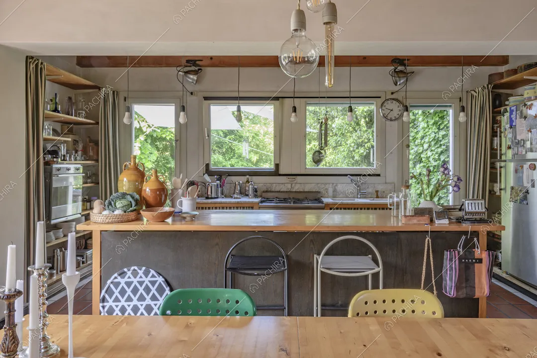 Cucina con isola centrale e arredi colorati