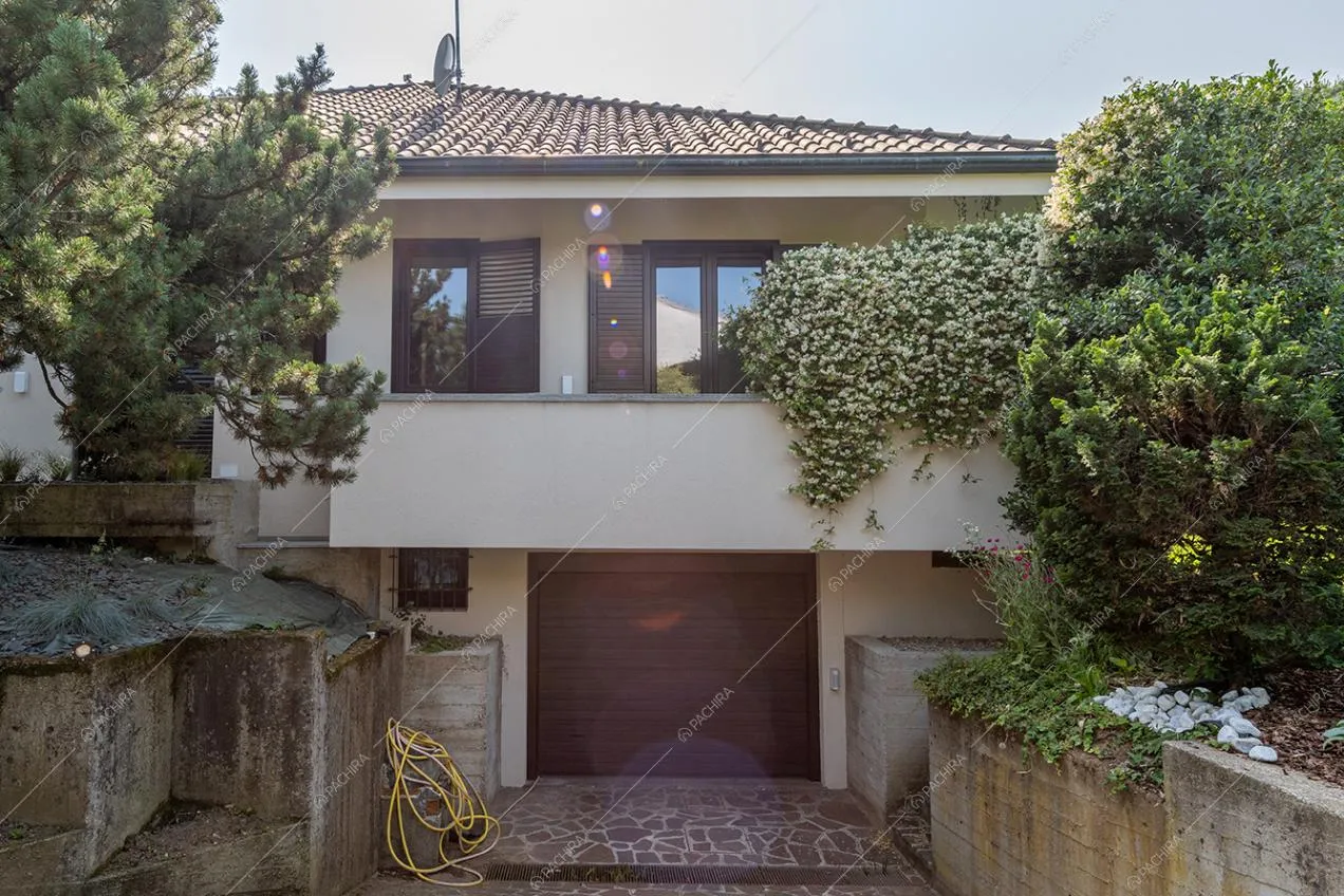 Garage della villa Guadiana, location in stile moderno a Como