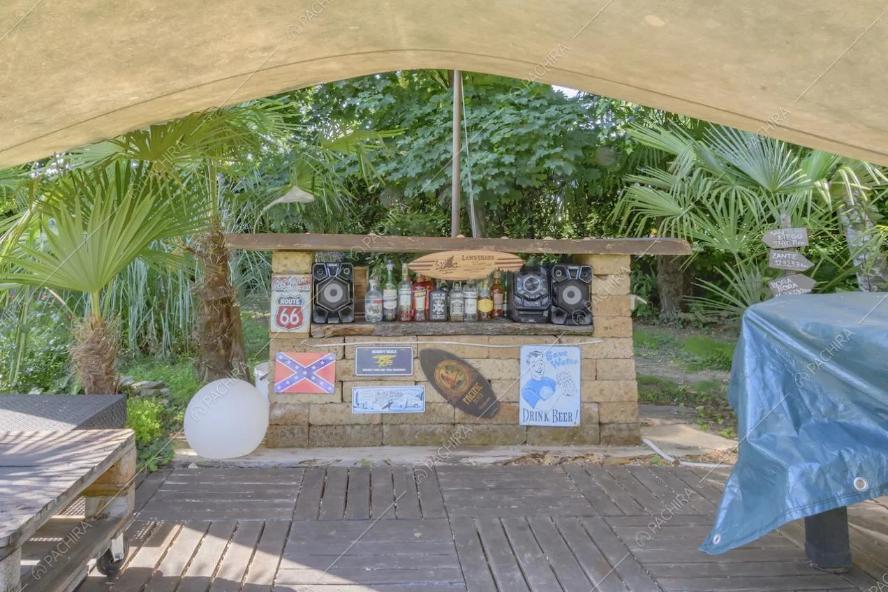 Angolo bar in mattoni con intorno piccole palme