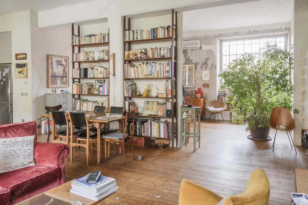 Libreria nella zona giorno con pavimento in parquet