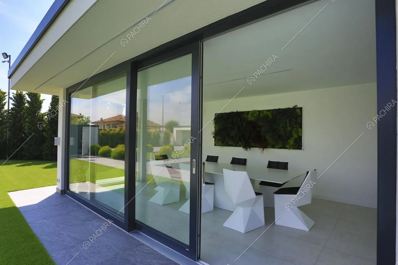 Sala da pranzo con sedie di design