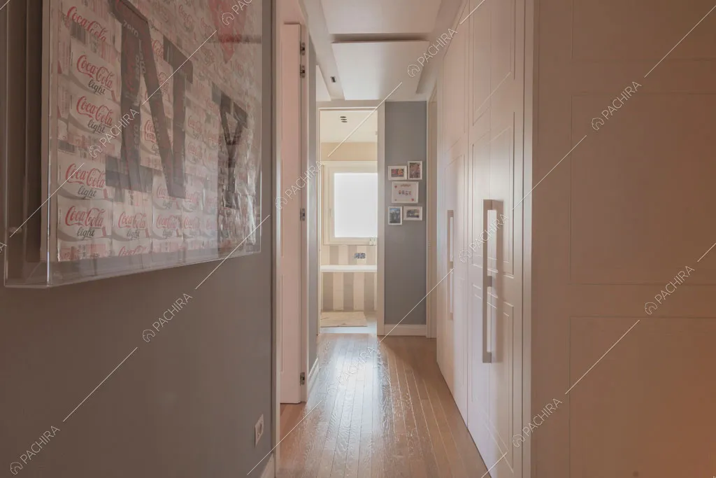 Corridoio con pavimento in parquet dell'appartamento Molucche, location in stile contemporaneo a Roma