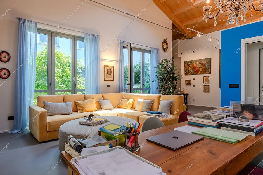 Sala del loft in stile eclettico Maqui, location per shooting a Milano
