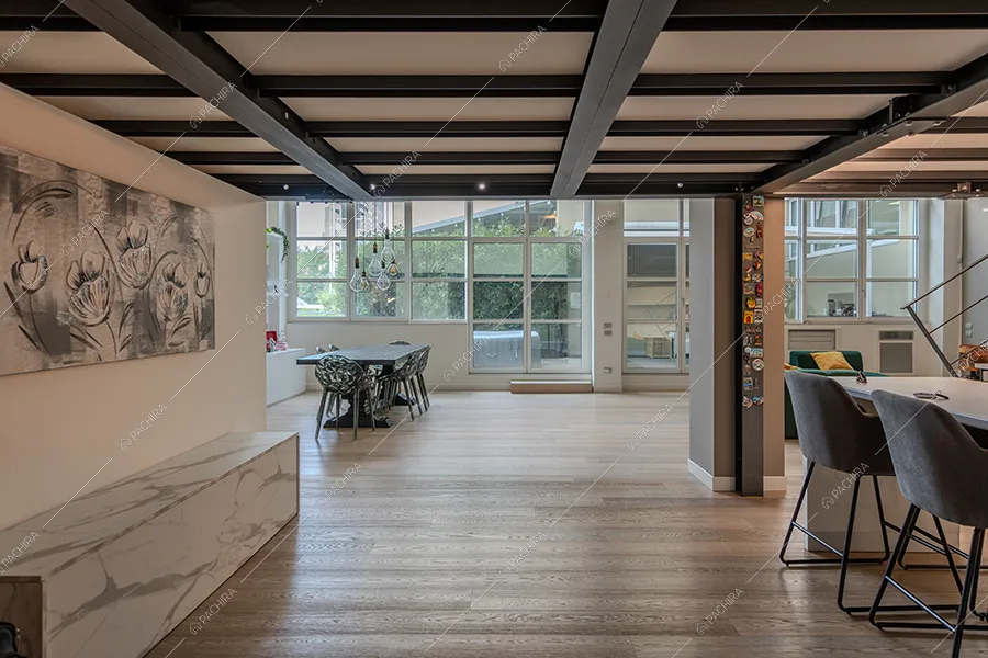 Zona living del loft Vanadio, location in stile moderno a Milano