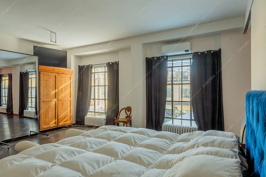 Camera da letto del loft Piave, location in stile moderno a Milano