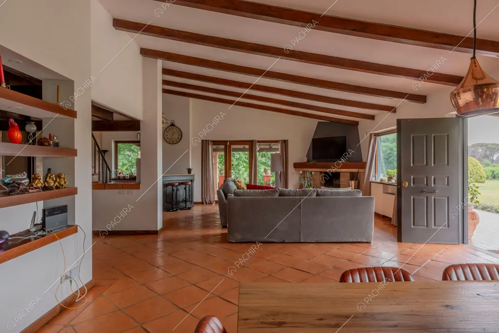 Zona living della villa Ematite, location in stile rustico a Roma
