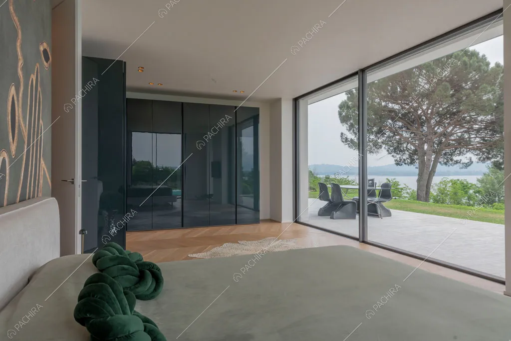 Vista sul lago dalla camera da letto della villa Ladoga, location in stile contemporaneo a Varese