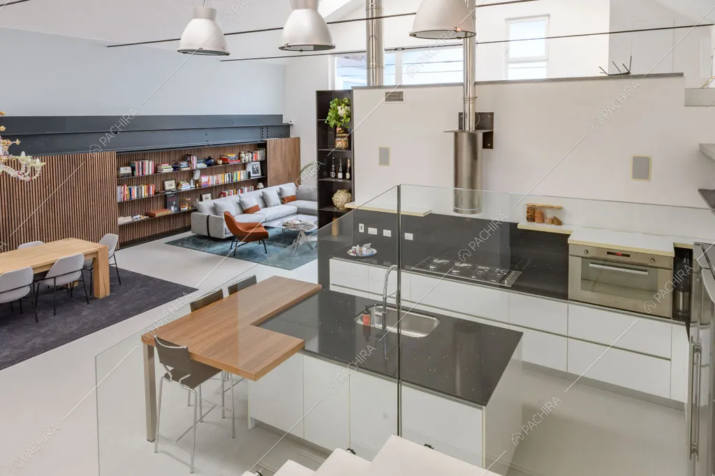 Cucina a isola del loft Genepi, location in stile contemporaneo a Milano