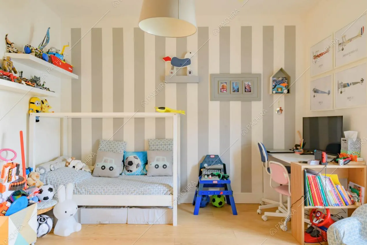 Parete a strisce bianche e grigie nella camera da letto dei bambini