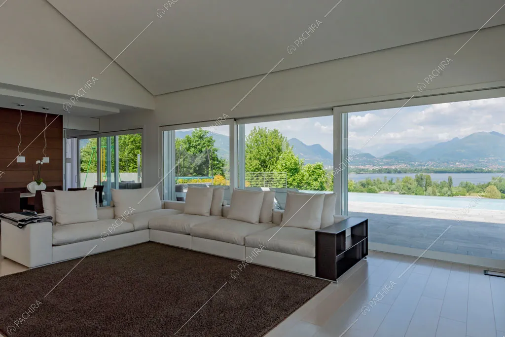 Zona living della villa Coral, location in stile contemporaneo a Como