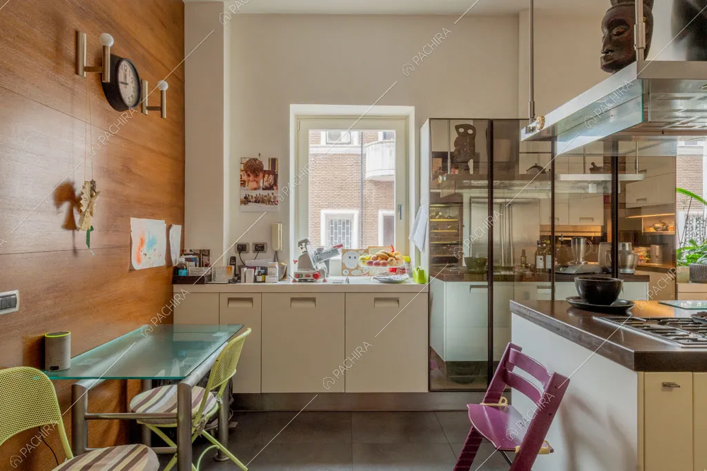 Cucina dell'appartamento Yalu, location in stile contemporaneo a Roma